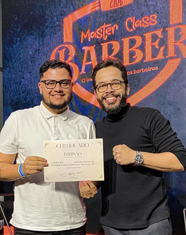Barbeiro com o certificado da imersão Master Class Barber em São Paulo