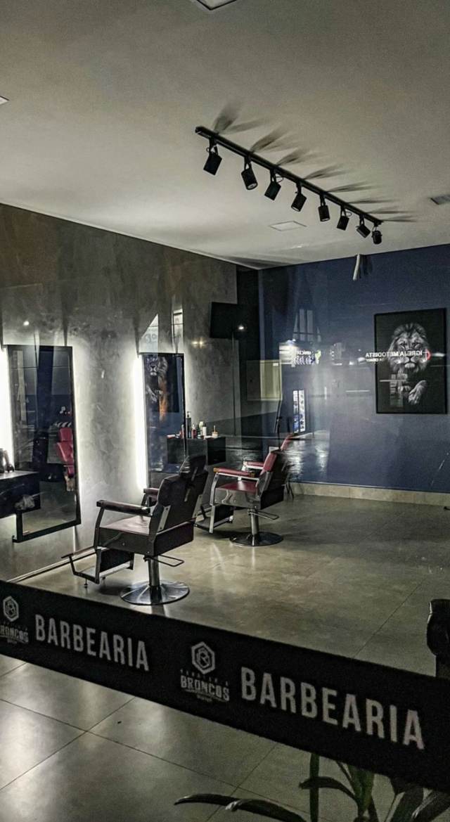 Fachada da Barbearia Broncos à noite